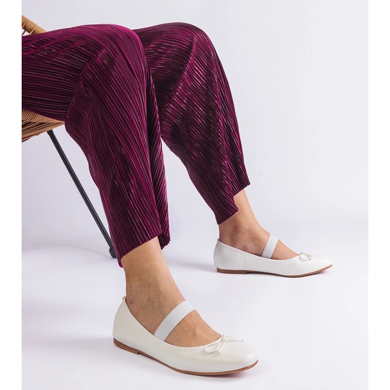 Balerine albe cu o bandă elastică și un arc decorativ 1