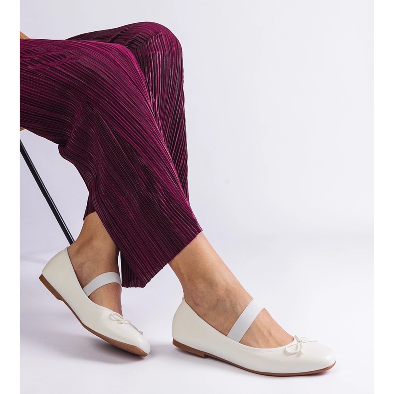 Balerine albe cu o bandă elastică și un arc decorativ 2