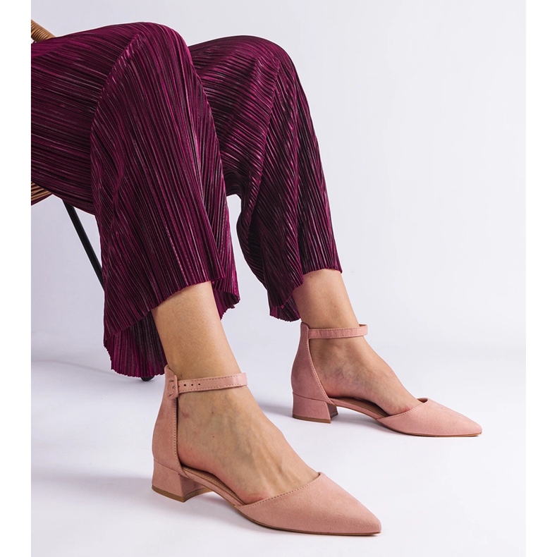 Sandale roz deschis pe un post scăzut 1 Sandale roz deschis pe un post scăzut 1