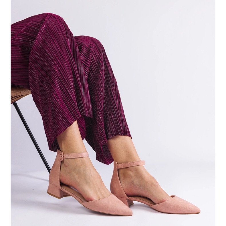 Sandale roz deschis pe un post scăzut 2 Sandale roz deschis pe un post scăzut 2