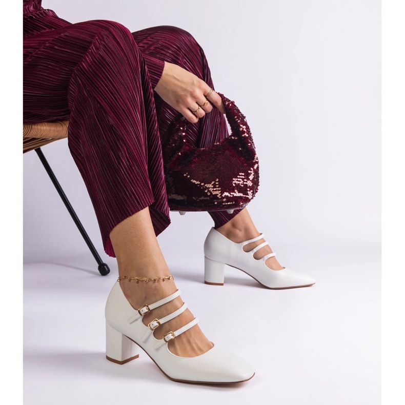 Pompe albe pe post cu catarame decorative 1