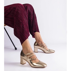 Pompe de aur pe post cu catarame decorative 1