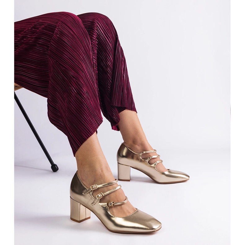 Pompe de aur pe post cu catarame decorative 1