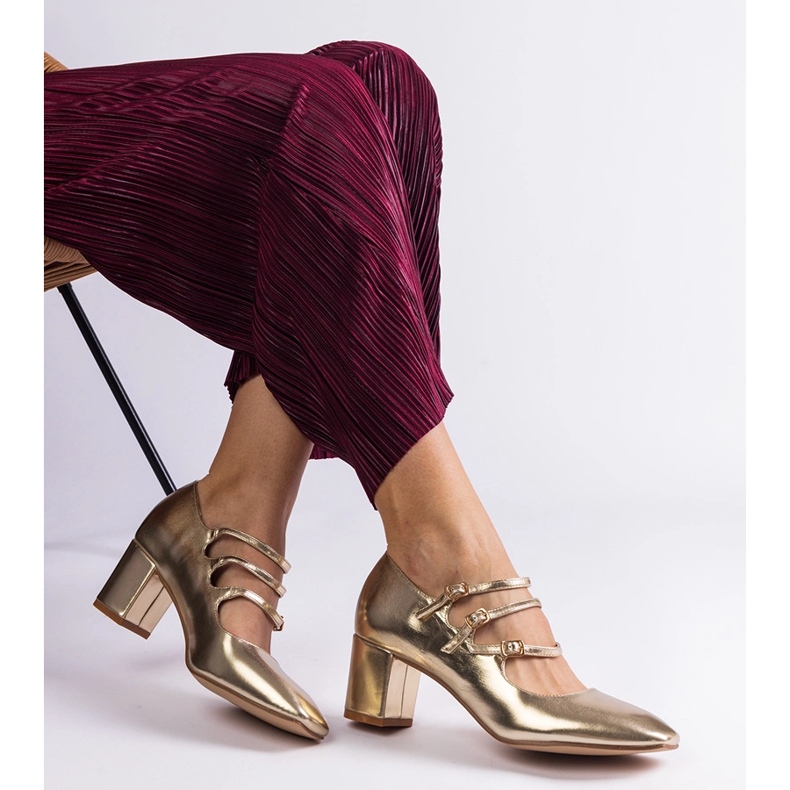 Pompe de aur pe post cu catarame decorative 2