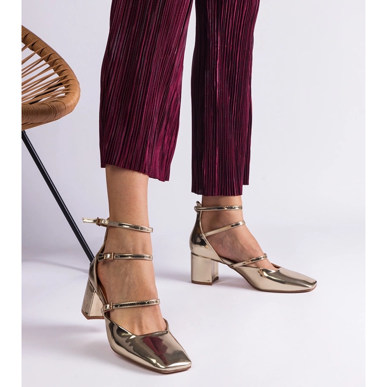 Pompele de aur lăsate pe un post cu catarame 1