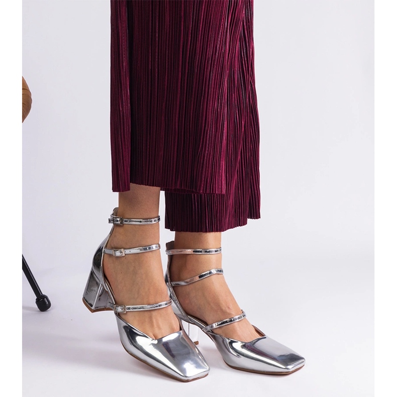 Pompe de argint variate pe un post cu catarame 1