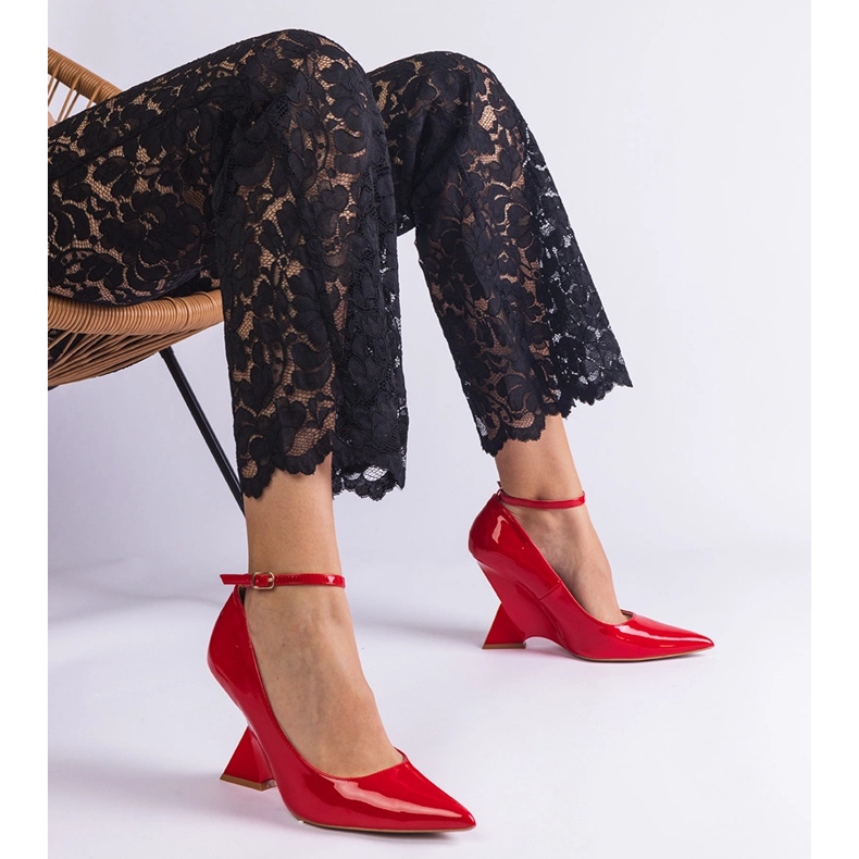 Pompe roșii lăcutate pe pană roșu 1