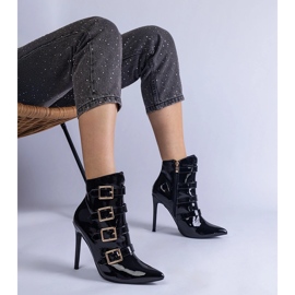 Cizme negre lăcuite pe un știft cu catarame negru 1