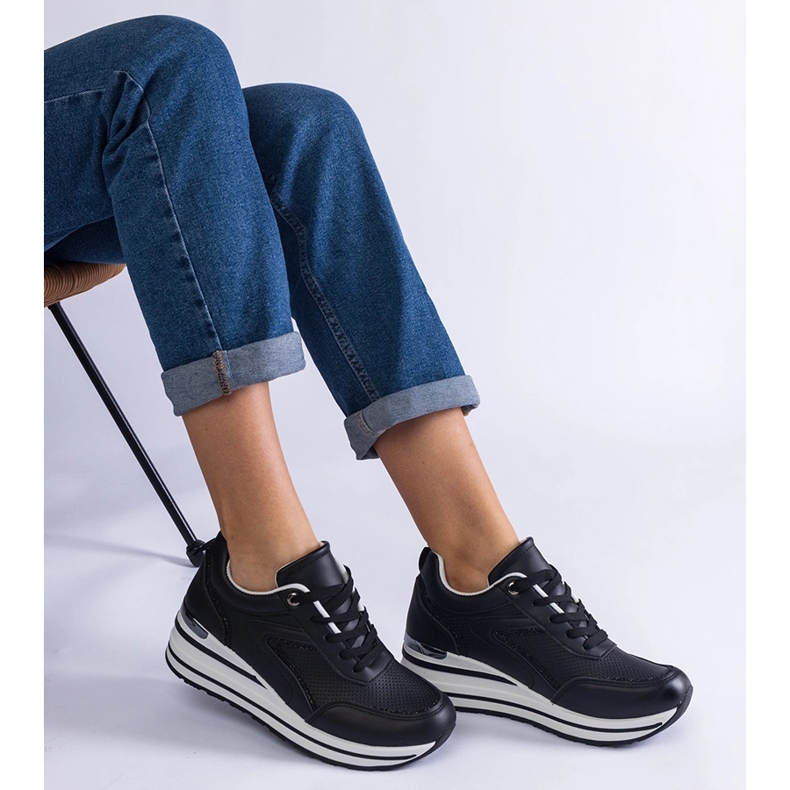 Adidași negri pe o platformă decorată cu sclipici și o inserție metalică negru 2