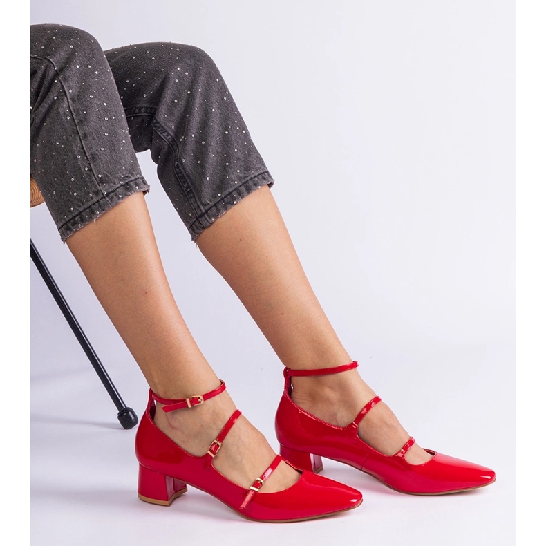 Pompe roșii lăsate cu o centură roșu 1