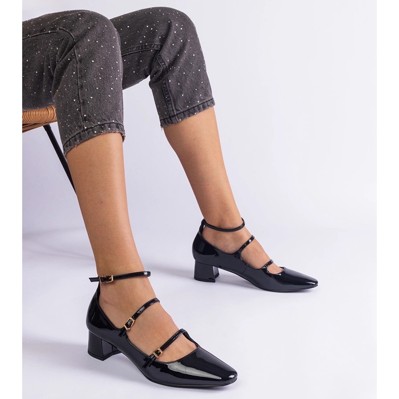 Pompele negre lăcuite cu o centură negru 1