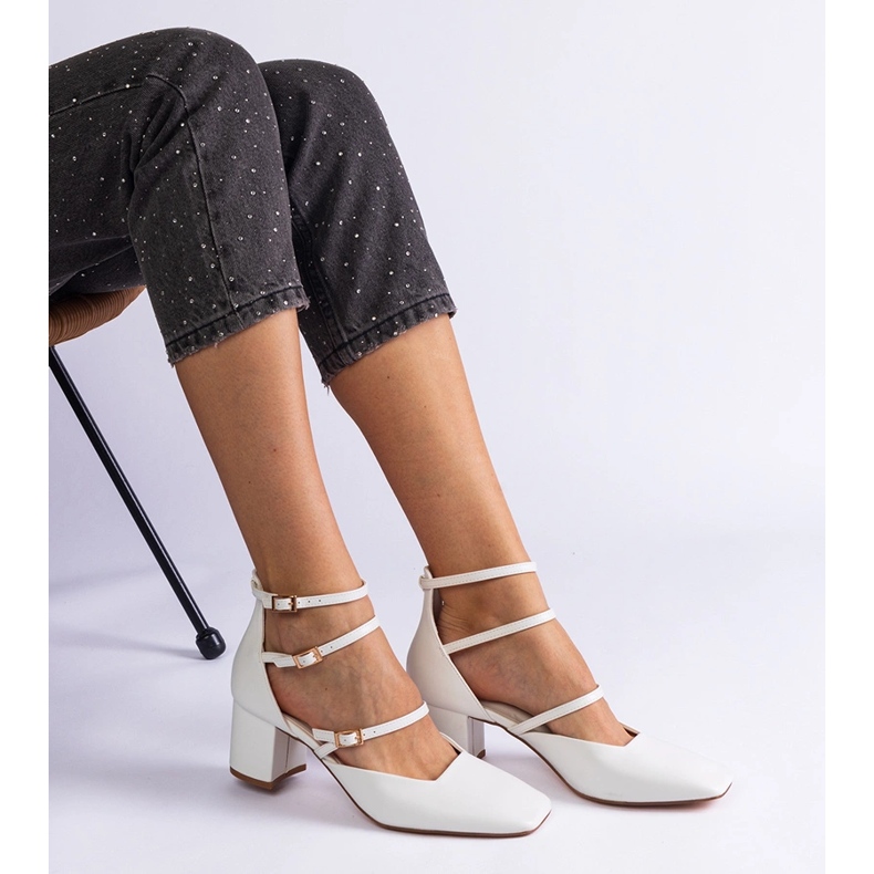 Pompe albe pe stâlp cu catarame 1