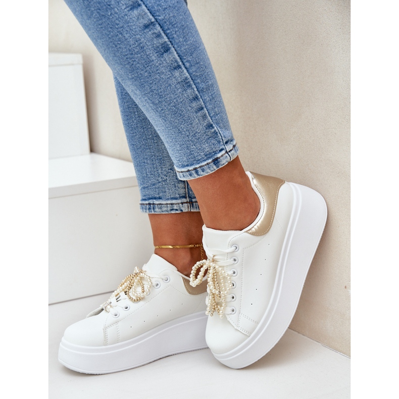 Adidași pentru femei pe platformă cu decorațiuni albe și aurii 2