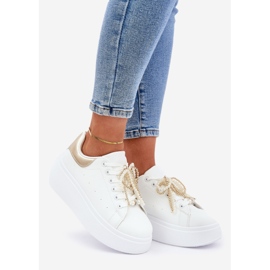 Adidași pentru femei pe platformă cu decorațiuni albe și aurii 1