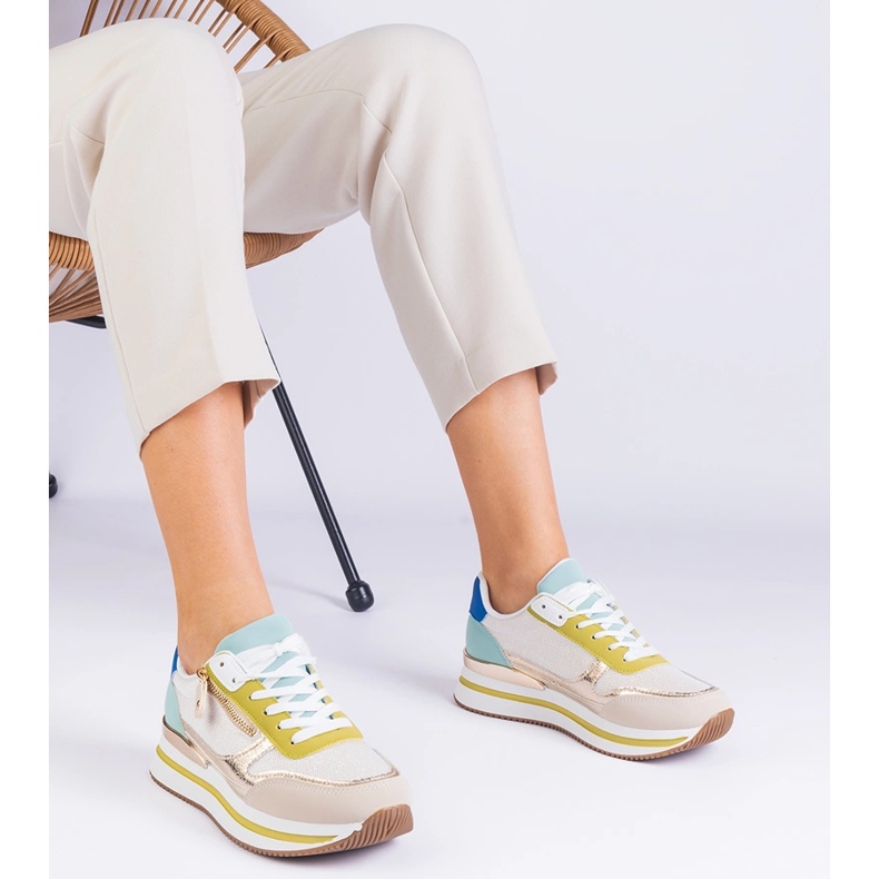 Adidași cu sport verde pe platformă cu o inserție de aur 1 Adidași cu sport verde pe platformă cu o inserție de aur 1