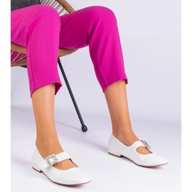 Balerine albe lăptate decorate cu o cataramă 2