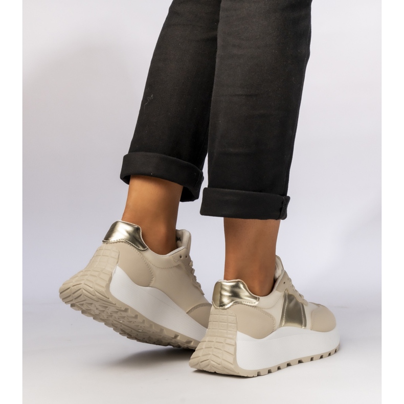 Adidași sportivi pentru femei bej 1 Adidași sportivi pentru femei bej 1