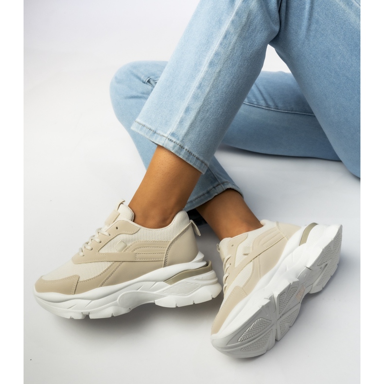 Adidași sportivi pentru femei bej 1 Adidași sportivi pentru femei bej 1