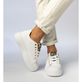 Adidași sportivi albi pentru femei 1 Adidași sportivi albi pentru femei 1