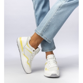 Adidași sportivi albi pentru femei 1 Adidași sportivi albi pentru femei 1