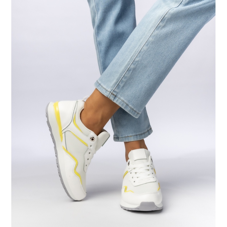 Adidași sportivi albi pentru femei 1 Adidași sportivi albi pentru femei 1