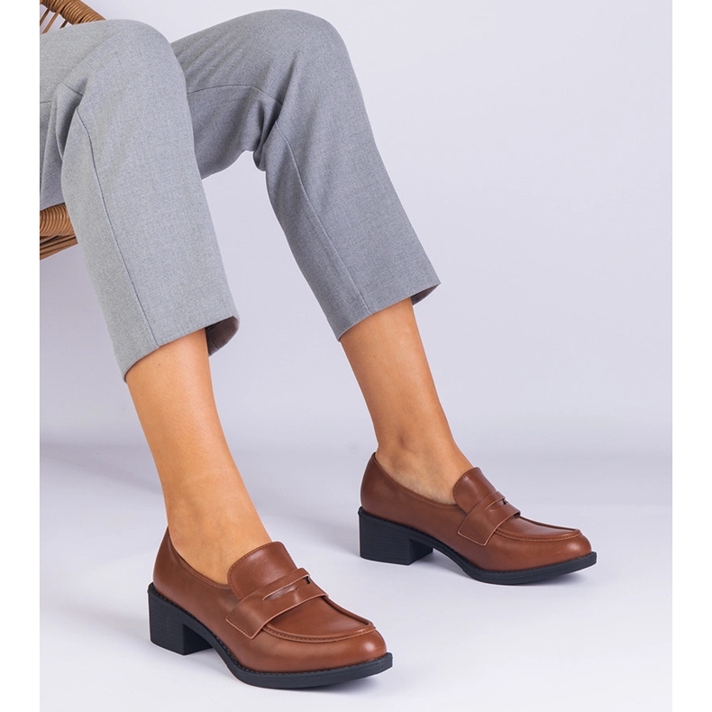 Pompe maro eco -lelere pe un post scăzut 1 Pompe maro eco -lelere pe un post scăzut 1