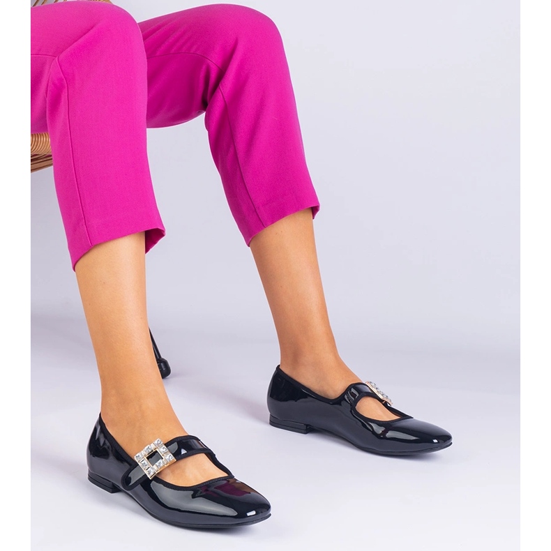 Balerine negre lăcuite decorate cu o cataramă negru 1