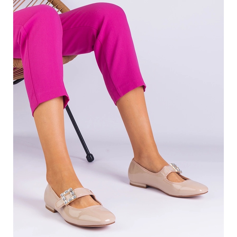Balerinele Varnished Beige decorate cu o clemă bej 1