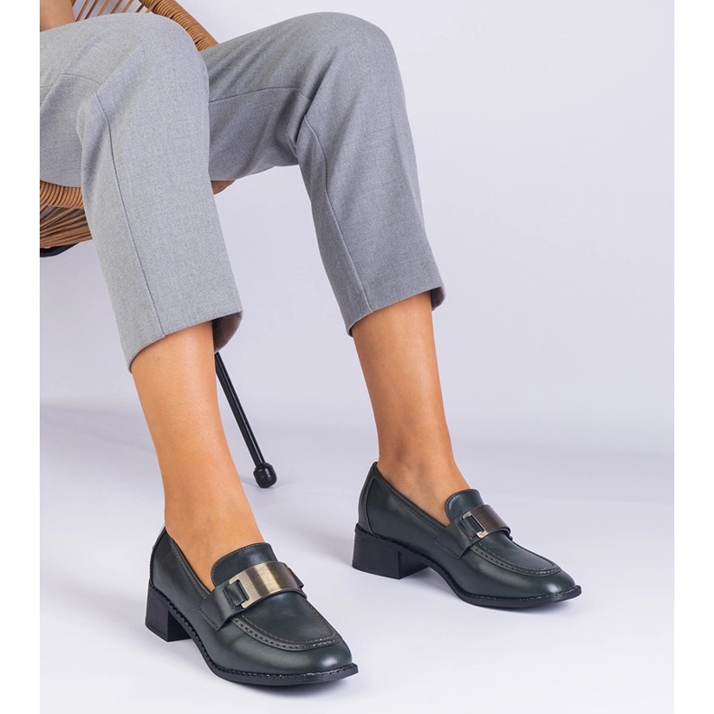 Pantofi verzi pe un post scăzut cu decor metalic verde 1 Pantofi verzi pe un post scăzut cu decor metalic verde 1