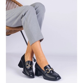 Pompe negre pe post cu o decorare metalică negru 1