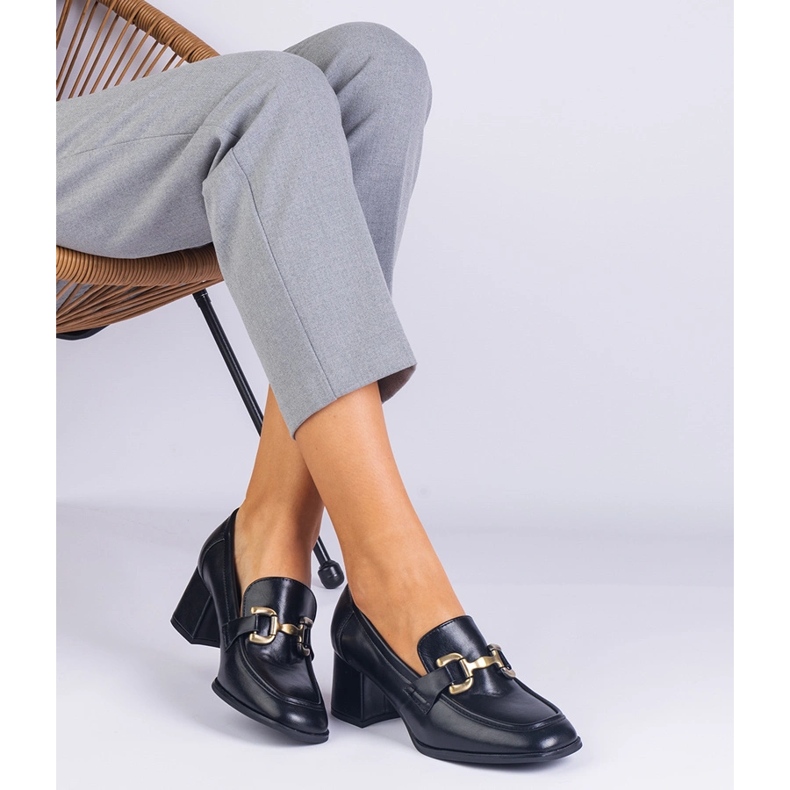 Pompe negre pe post cu o decorare metalică negru 1