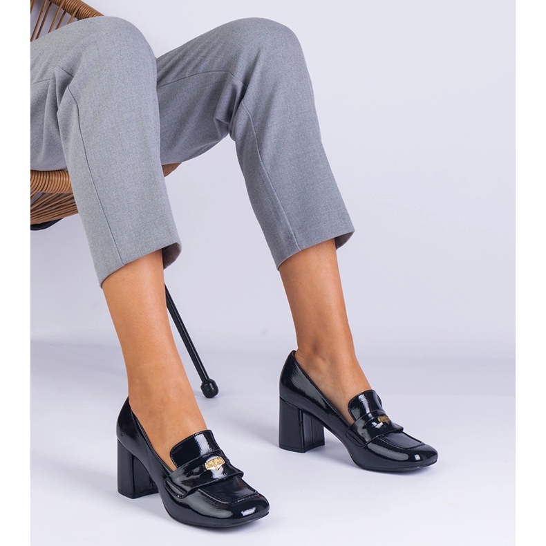 Pompe lacuite negru pe stâlp 1