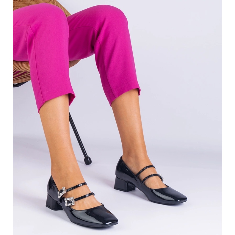 Pompele negre lăcuite cu o clemă cu zirconi negru 1