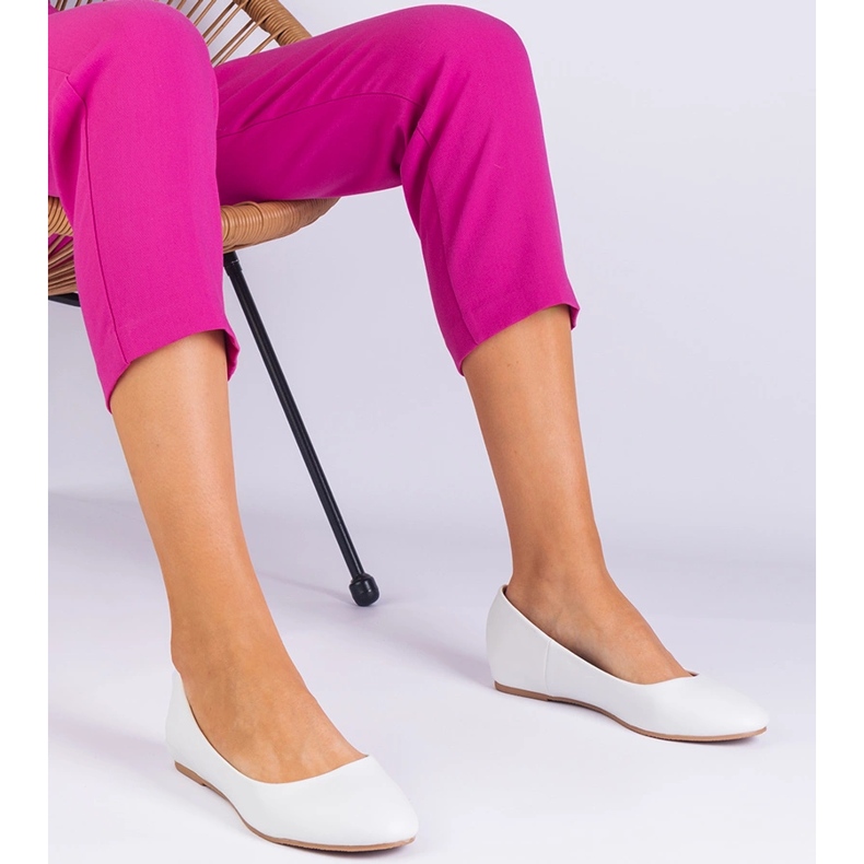 Balerine albe pe o pană ascunsă de Eco -Leather 1