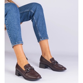 Pompe maro pe post cu o decorare metalică 1