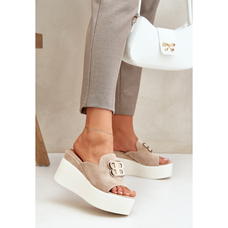 Papuci pe platformă și pene cu ornament bej 2