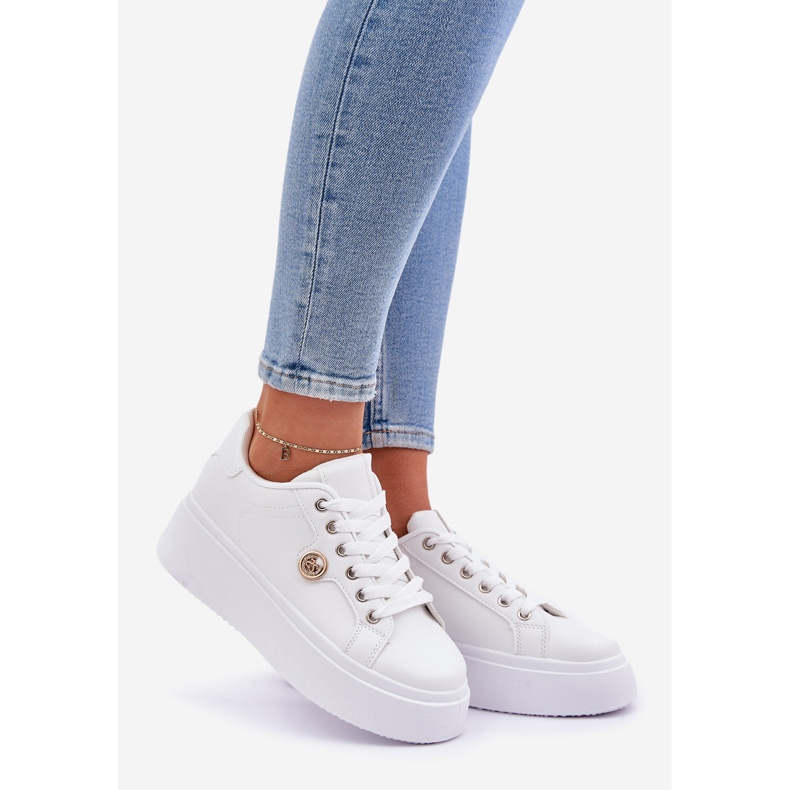 Adidaje din piele ecologică pe o platformă cu un detaliu auriu alb 1