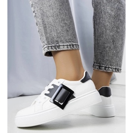 D/GMR Adidași albi decorați cu cataramă Toni neagră 2 D/GMR Adidași albi decorați cu cataramă Toni neagră 2