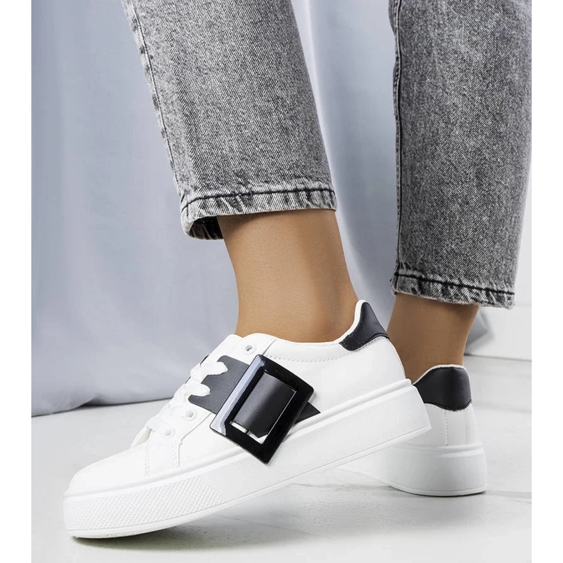 D/GMR Adidași albi decorați cu cataramă Toni neagră 2 D/GMR Adidași albi decorați cu cataramă Toni neagră 2