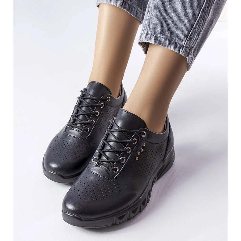 D/GMR Broderie neagra din piele ajurata de la Brodeur negru 2 D/GMR Broderie neagra din piele ajurata de la Brodeur negru 2