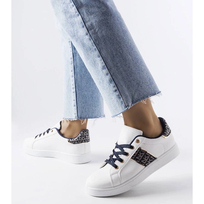 D/GMR Adidași albi cu căptușeală decorată de la Sauriol 1