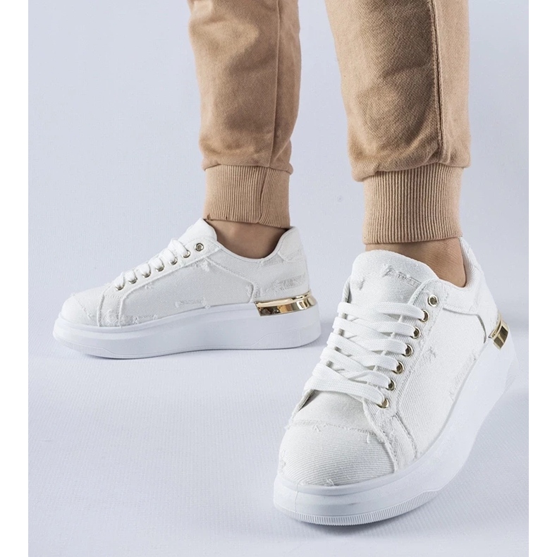 D/GMR Tenisi albi pe platforma Osson 1