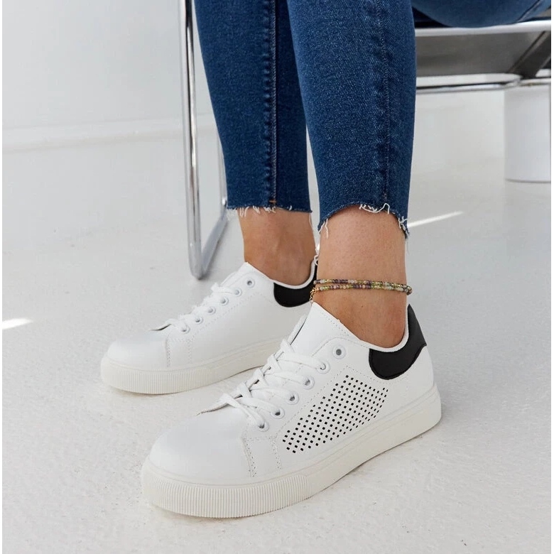 D/GMR Tenisi albi Semhar ajurati 1