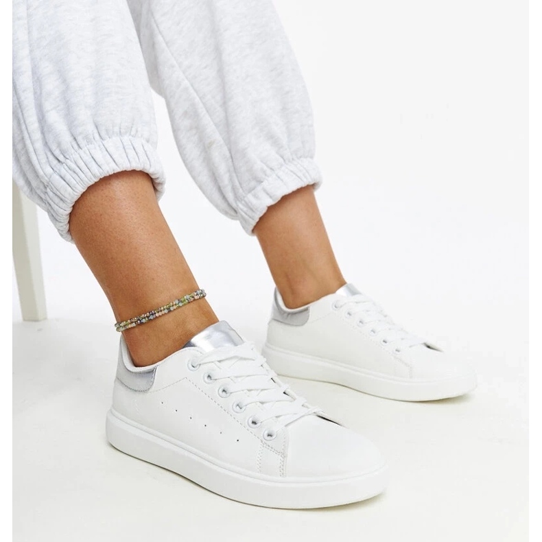 D/GMR Adidași albi și argintii pe platforma Ariam 1