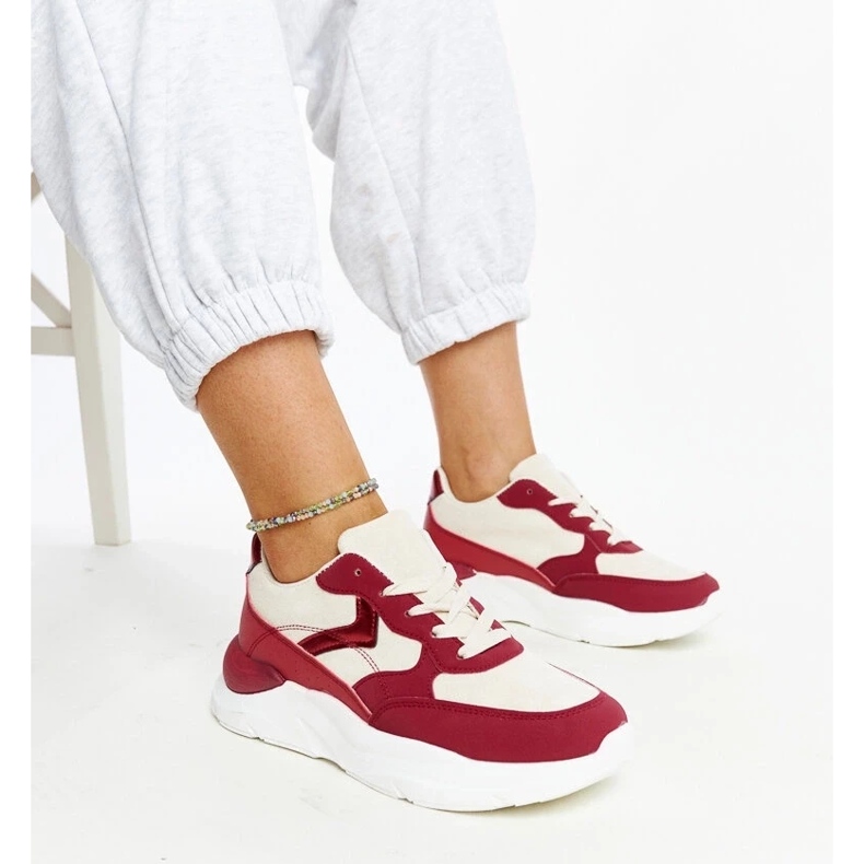 D/GMR Adidași bej și roșu pe platforma Nereida 2 D/GMR Adidași bej și roșu pe platforma Nereida 2