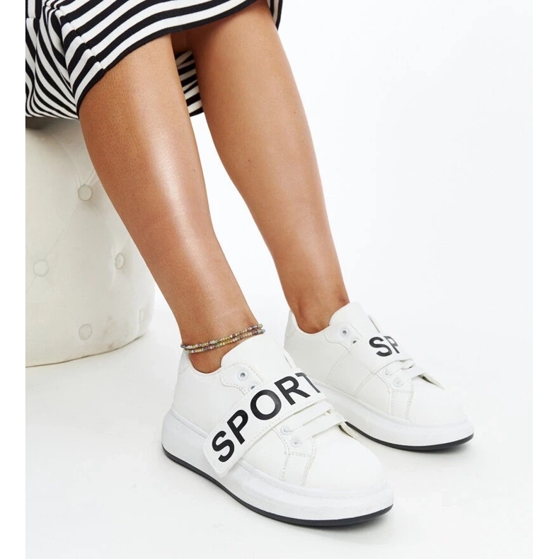 Adidași albi pe platforma Ayna 1