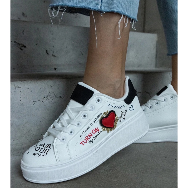 D/CEO Adidași albi decorați cu un plasture și inscripții pe platforma Etara 1