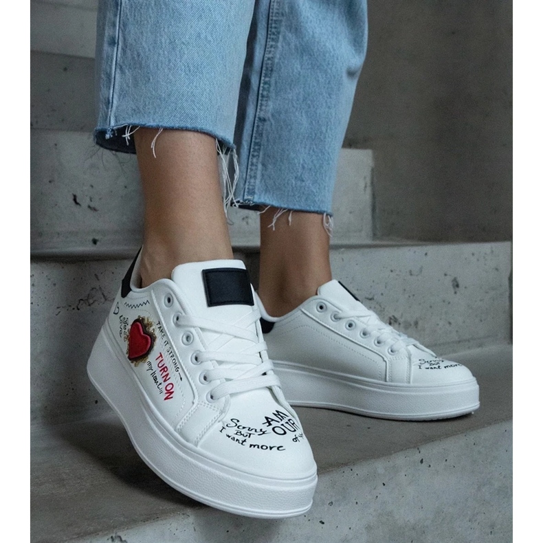 D/CEO Adidași albi decorați cu un plasture și inscripții pe platforma Etara 2