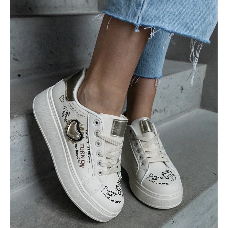 D/CEO Adidași bej decorați cu un plasture și inscripții pe platforma Etara 2