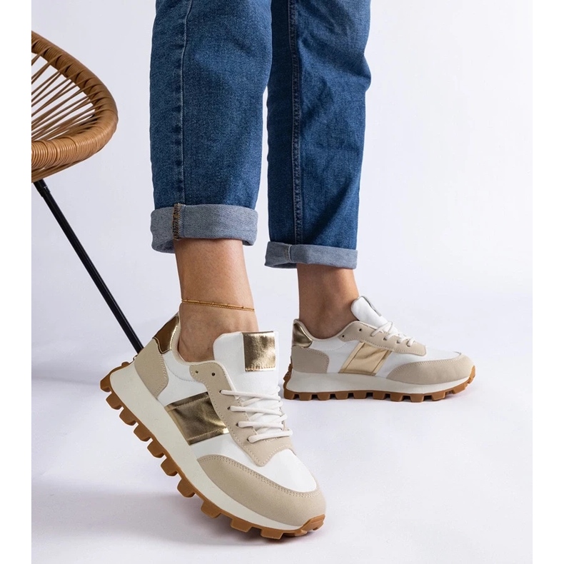 D/CEO Adidasi bej cu un protector Restia vizibil 2